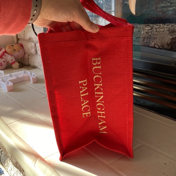 Buckingham Palace, a royal Christmas red and gold jute tote bag NWT - Picture 4 of 9